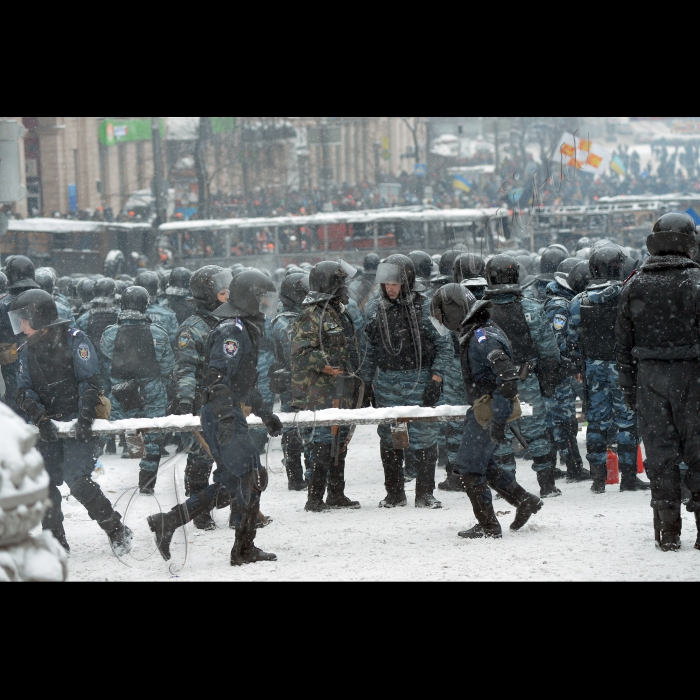 Київ. Тривають сутички між міліцією та активістами Євромайдану на вулиці Грушевського. По той бік барикад. З-за спин «Беркута».